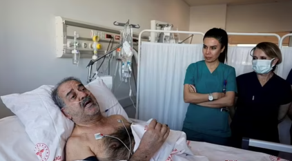 مسن تركي يروي معركته المذهلة للبقاء حيًا 8 أيام تحت الأنقاض