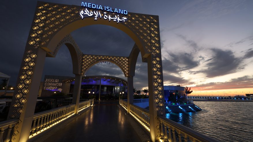 جزيرة الإعلام في حلبة كورنيش جدة القلب الناطق لسباقات الفورمولا1