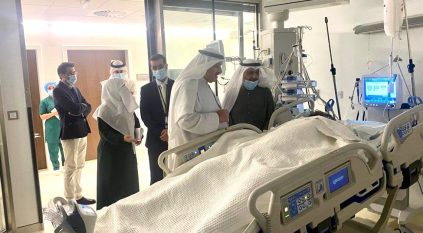 وزير الصحة الكويتي يزور عائلة سعودية تعرضت لحادث على طريق السالمي   ‏