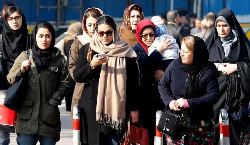 رئيس القضاء الإيراني يتوعد النساء: الزي أو السجن