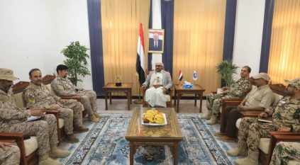 وزير الدفاع اليمني وقيادات التحالف يتفقدون جاهزية القوات في أبين