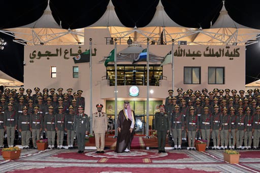خالد بن سلمان يشهد حفل تخريج الدفعة 20 من طلبة كلية الملك عبدالله للدفاع الجوي