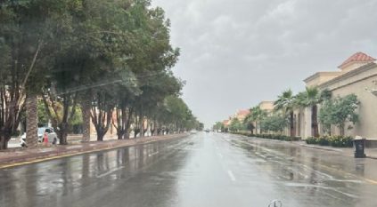 لقطات للأمطار والسحب الرعدية على الرياض اليوم