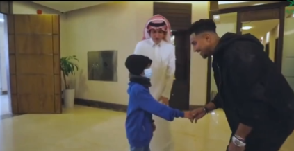 المالكي يحقق أمنية الطفل خالد بلقاء سالم الدوسري