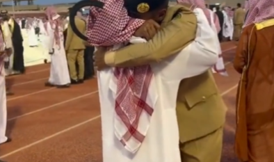 ضابط يجهش بالبكاء مع والده بعد التخرج من الكلية الحربية