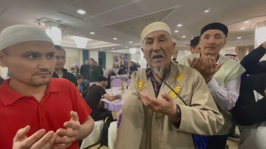 مسن كازاخي يعبر عن حبه للقيادة السعودية على طريقته الخاصة
