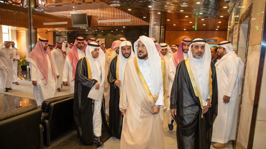 وزير الشؤون الإسلامية يشهد مراسم إرسال هدية الملك سلمان لـ 22 دولة