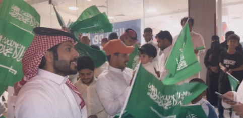 مواطن يوزع أكثر من 10 آلاف علم احتفاءً بيوم العلم