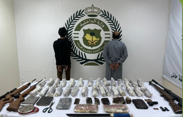 ضبط مواطنين لحيازتهما 33.7 كجم من الحشيش وأسلحة وذخيرة حية