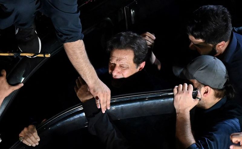 لحظة اعتقال عمران خان داخل المحكمة العليا في باكستان