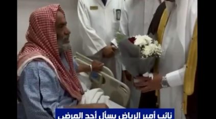نائب أمير الرياض يسأل أحد المنومين عن الخدمة بمستشفى وادي الدواسر