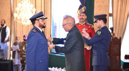 الرئيس الباكستاني يمنح الملحق العسكري السعودي وسام هلال الامتياز