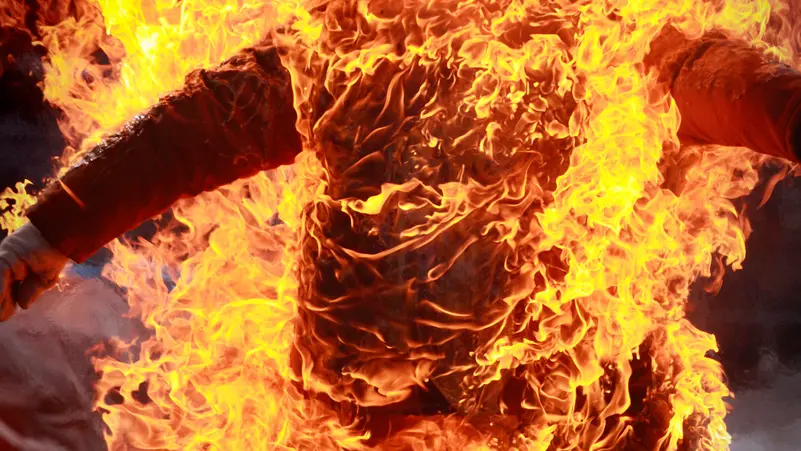 شخص يحرق مُصلياً بعد خروجه من المسجد في إنجلترا