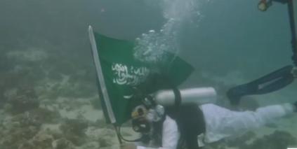 سعوديون يغوصون بالعلم الوطني في أعماق البحر الأحمر