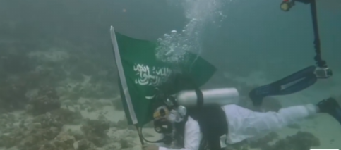 سعوديون يغوصون بالعلم الوطني في أعماق البحر الأحمر