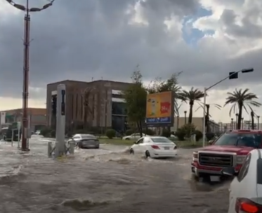 لقطات لهطول الأمطار وجريان السيول بالخرج