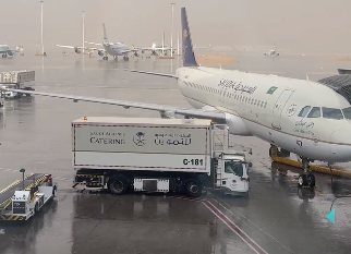 لقطات للأمطار الغزيرة على مطار الملك خالد الدولي