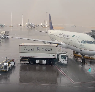 لقطات للأمطار الغزيرة على مطار الملك خالد الدولي