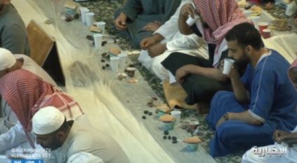 لقطات من إفطار المعتمرين في المسجد الحرام