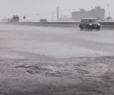 مشاهد للأمطار وجريان السيول بعدد من مناطق المملكة