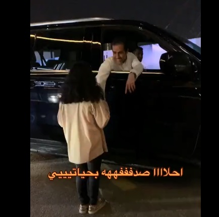 ردة فعل مؤثرة لابنة شهيد أهداها فايز المالكي مبلغًا من المال