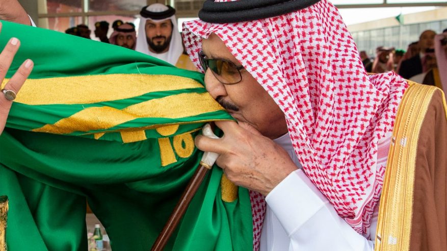 تقبيل الملك سلمان للعلم يعكس اعتزاز القيادة براية التوحيد