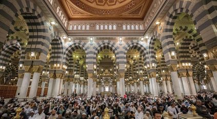 أكثر من 300 ألف مصلٍ يؤدون صلاة الجمعة بالمسجد النبوي