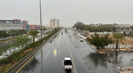 أمطار وغيوم تعانق قمم الجبال بنجران