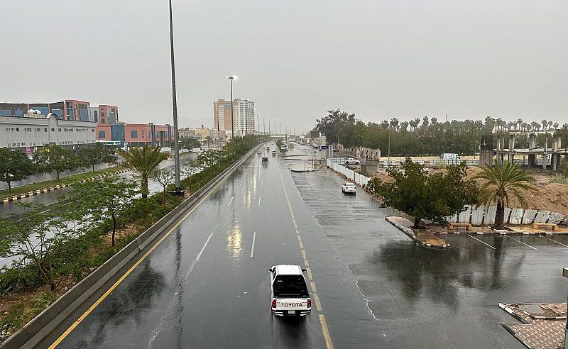 أمطار وغيوم تعانق قمم الجبال بنجران