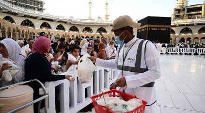 متطوعون في خدمة المعتمرين خلال شهر رمضان
