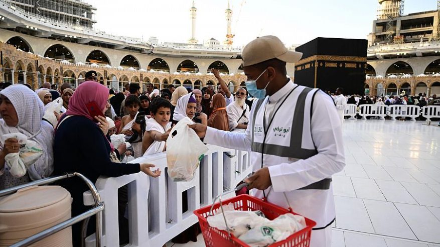 متطوعون في خدمة المعتمرين خلال شهر رمضان