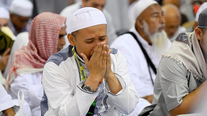 خشوع ولحظات إيمانية في المسجد النبوي