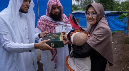 الشؤون الإسلامية توزع 2000 وجبة للصائمين بإندونيسيا
