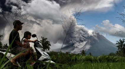 لحظة ثوران بركان ميرابي في إندونيسيا