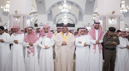 نائب أمير الرياض يؤدي صلاة الميت على اللواء محمد السعد