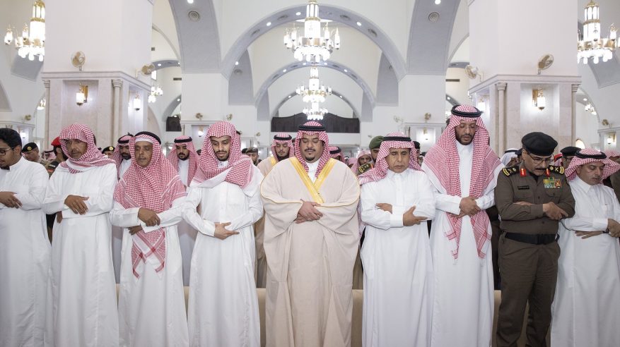 نائب أمير الرياض يؤدي صلاة الميت على اللواء محمد السعد