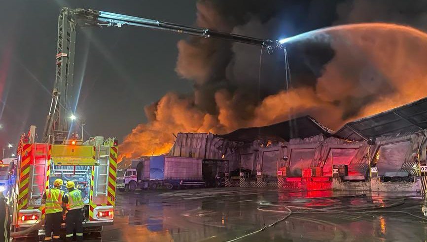 مدني الدمام يسيطر على انتشار حريق مستودع الصناعية الأولى
