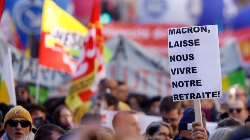 إضرابات واحتجاجات عمالية تشعل شوارع فرنسا
