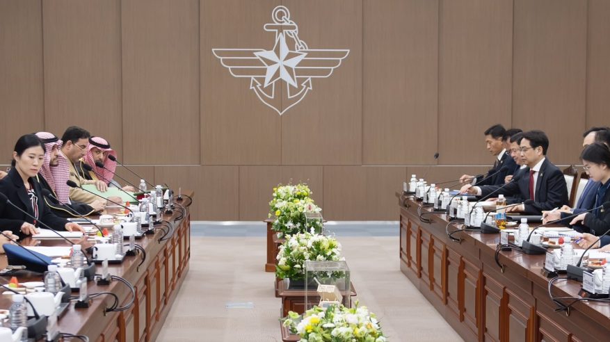 وزير الدفاع ونظيره الكوري يبحثان تعزيز التعاون في المجال العسكري