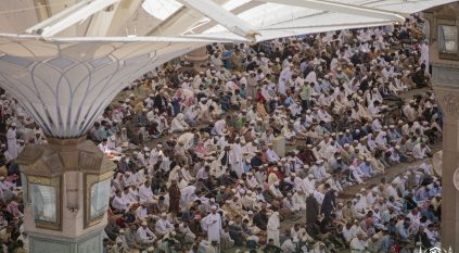 جموع المصلين بالمسجد النبوي تؤدي صلاة أول جمعة في رمضان المبارك