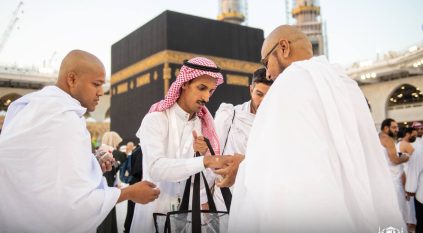 لقطات روحانية توحد قلوب المسلمين أول أيام رمضان على مائدة الإفطار بالمسجد الحرام