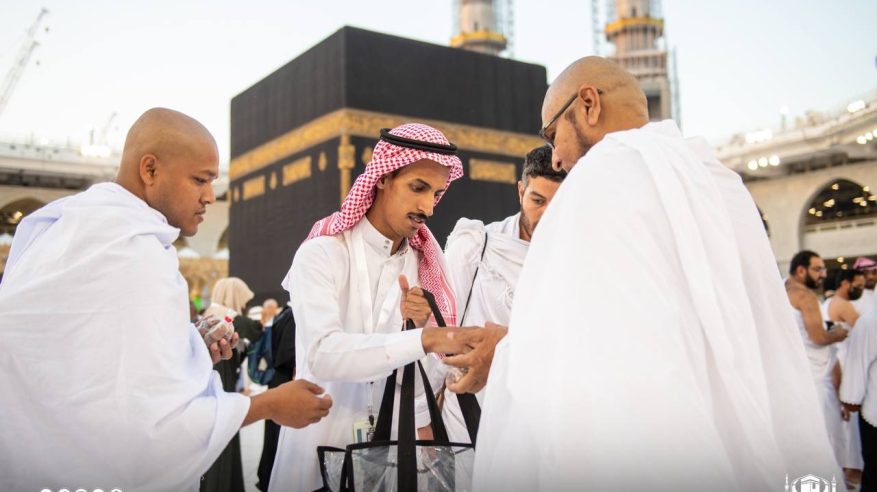 لقطات روحانية توحد قلوب المسلمين أول أيام رمضان على مائدة الإفطار بالمسجد الحرام