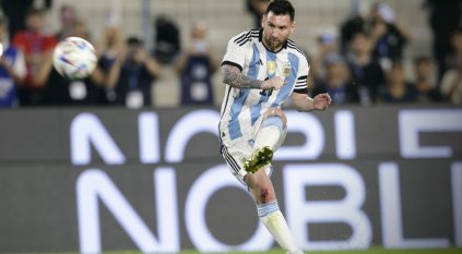 Lionel messi يثير غضب مبابي بعد جملة دقيقة حداد على فرنسا