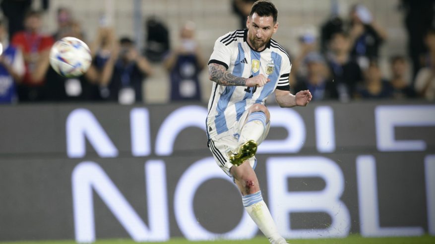 Lionel messi يثير غضب مبابي بعد جملة دقيقة حداد على فرنسا