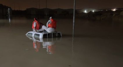 إنقاذ 3 أشخاص في مركبتين علقتا بمياه الأمطار في الرياض