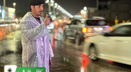 جهود رجال المرور تحت زخات المطر بحائل
