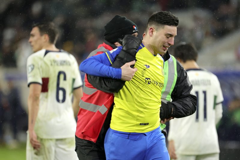 كريستيانو رونالدو مع مشجع لنادي النصر في مباراة البرتغال ولوكسمبورج