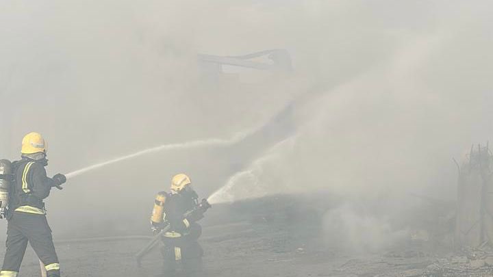مدني الرياض يخمد حريقًا جزئيًا بموقع للتخزين في حي بدر