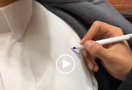 لحظات مؤثرة لوداع موظفين لزميلهم وقعوا على ثوبه
