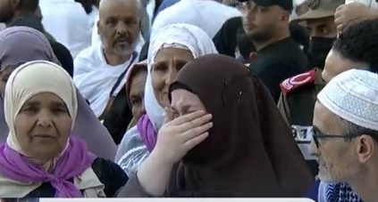 معتمرة تجهش بالبكاء: يارب أصلح حال سوريا وبابا